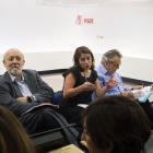 José Félix Tezanos (izquierda) en una reunión junto a Adriana Lastra y Manuel Escudero.-LUCA PIERGIOVANNI (EFE)