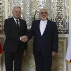 Zarif (derecha) estrecha la mano de su homólogo francés, Jean-Marc Ayrault, antes de su encuentro en Teherán, este martes.-AP / VAHID SALEMI