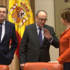 El gobernador del Banco de España, Luis Maria Linde, conversa con la presidenta de la Comisión del Pacto de Toledo, Celia Villalobos, en febrero.-