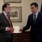 Rajoy y Sánchez, al inicio de la tensa reunión que mantuvieron el pasado 12 de febrero.-JOSÉ LUIS ROCA