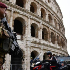 Un soldado italiano frente al Colíseo.-AFP / VINCENZO PINTO