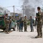 Militares afganos rodean los accesos a la zona del atentado, en Jalalabad.-GHULAMULLAH HABIBI (EFE)