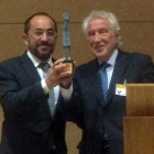 Rey recibe el premio de la mano de Manuel Núñez Encabo-D.S.