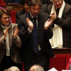 Diputados franceses aplauden a la ministra de Justicia, Christiane Taubira (derecha), antes de votar la ley, este martes en París.-CHARLES PLATIAU / REUTERS