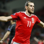 Bale celebra el 0-3 que cerró el marcador ante Rusia.-EFE / RUNGROJ YONGRIT