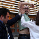 Activistas de la PAH son desalojados del mitin de Rajoy en Barcelona.-Foto: EFE / TONI ALBIR