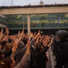 Manifestantes en el aeropuerto de El Prat.-ELISENDA PONS