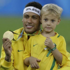 Neymar junto a su hijo Davi Lucca posando con la medalla de oro olímpica en Maracaná.-AP / LEO CORREA