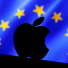 El logo de Apple en una bandera de la UE.-DADO RUVIC (REUTERS)