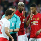 Paul Pogba (centro de la imágen) mandando callar a Cedric Soares.-AFP / IAN KINGTON