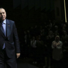 El presidente turco, Recep Tayyip Erdogan saluda a sus seguidores durante un evento en Ankara el 8 de mayo del 2018.-AP