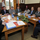 Presidentes de las diputaciones de Soria y Burgos y los alcaldes de Pinares en la reunión. / U. S. -
