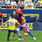 Escassi y Nacho en un lance del juego en el partido del domingo entre el Numancia y el Cádiz en el Ramón de Carranza.-Área 11