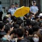 Los manifestantes se han congregado este viernes frente a la comisaría central de Hong Kong.-VINCENT YU (AP)