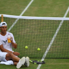 Rafael Nadal, sobre la reseca hierba de Wimbledon, en el descanso de un entrenamiento de este domingo.-REUTERS / TONY O BRIEN