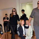 Una foto de archivo de Angelina Jolie y Brad Pitt con sus seis hijos, en el aeropuerto de Tokio, en el 2013.-AFP / YOSHIKAZU TSUNO