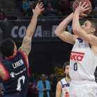 El madridista Carroll lanza a canasta en presencia del base de Baskonia, Larkin-JOSE RAMÓN GÓMEZ / EFE