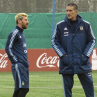 Messi habla con Bauza, el seleccionador argentino.-