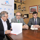 Martín, Arroyo y Martínez en la firma del convenio de colaboración entre las dos entidades.-Valentín Guisande