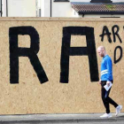 El Nuevo Ira se responsabiliza del asesinato de la periodista Lyra McKee. En la imagen, una pintada en la calle en Derry, Irlanda del Norte.-PAUL FAITH (AFP)