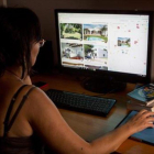 Una usuaria navega en la web especializada Airbnb.-FERRAN NADEU