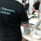 Miembros de la Agencia Tributaria, durante el registro de ayer de una de las discotecas de Eivissa.-AGENCIA TRIBUTARIA