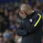 Pep Guardiola, preocupado durante el partido del Manchester City contra el Everton en Goodison Park-REUTERS / LEE SMITH