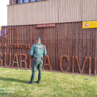 Agente de la Guardia Civil frente a las instalaciones de la Casa Cuartel en El Burgo de Osma. HDS