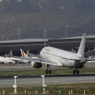 Un avión de Vueling, en el Aeropuerto Barcelona-El Prat.-/ DANNY CAMINAL