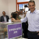 El líder de Nueva Democracia, Kiriakos Mitsotakis, vota en Atenas (Grecia).-ALEXANDROS VLACHOS (EFE)