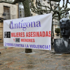 La Asociación de Mujeres Antígona muestra su repulsa el día 25 de cada mes de la lacra de la violencia machista. HDS