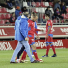 Unai Medina abandona cabizbajo el terreno de juego tras lesionarse ante el Málaga.-Luis Ángel Tejedor