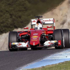 El Ferrari de Sebastian Vettel, en la primera jornada de entrenamientos oficiales de F-1, en el circuito de Jerez.-EFE
