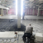 Operarios trabajando ayer en las instalaciones.-Álvaro Martínez
