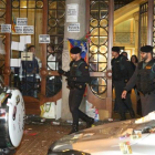 Los agentes de la Guardia Civil salen de la Conselleria de Economia, esta madrugada.-ELISENDA PONS