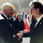 Donald Trump y Mariano Rajoy se saludan al inicio de la cumbre informal de la OTAN, en Bruselas el pasado mayo-EL PERIÓDICO