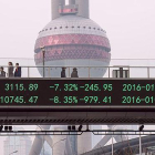 La bolsa china se desploma con caidas del 7%.-