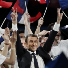 El candidato centrista Emmanuel Macron saluda al público durante un mitin en París, el 17 de abril.-EFE / YOAN VALAT