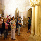 Turistas en uno de los monumentos de Soria./ A. M. -