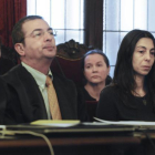 Las tres acusadas del asesinato de Isabel Carrasco: Montserrat León (centro, la autora confesa), su hija Triana Martínez (izquierda) y la agente de policía Raquel Gago, durante el juicio.-EFE