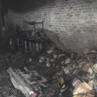 Estado en que ha quedado el interior de la fábrica incendiada en Anaj Mandi (Nueva Delhi).-AP