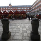 Bolardos de protección en la plaza Mayor de Madrid.-AGUSTIN CATALAN