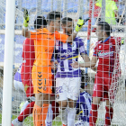 Kepa y Timor se encaran con Julio Álvarez tras el tanto del empate del Numancia.-Diego Mayor