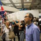 Manifestantes ocupan el vestíbulo de la Torre Revenue en Hong Kong.-EPA