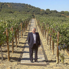 Simón García Taboada posa en los terrenos de viñedos que posee en la provincia de Zamora.-J. L. C.