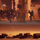 Manifestantes lanzan piedras contra las fuerzas de seguridad en el distrito de Djebel Lahmer, en Túnez, el 10 de enero.-/ AFP / SOFIENE HAMDAOUI