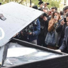 Un pianista toca los acordes de 'Imagine' de John Lennon por las víctimas de la masacre de París.-YOUTUBE / RON BUSER