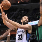 Marc Gasol, entre Crowder y Johnson, de los Celtics.-AP / BRANDON DILL