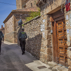 La casa de Sanchez Dragó en Castilfrío de la Sierra (Soria), con presencia de la Guardia Civil.  MARIO TEJEDOR
