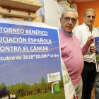 Fernando Ligero, Fernando García y José Miguel Serrato, con el cartel del trofeo.-MARIO TEJEDOR